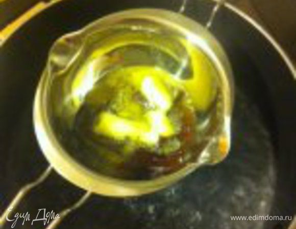 На водяной бане распускаем шоколад со сливочным маслом.