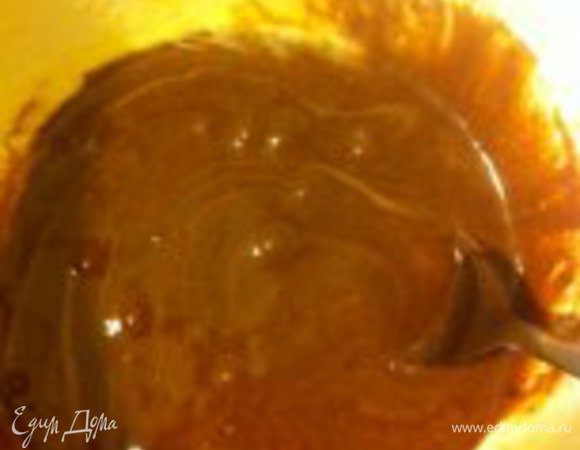 Теплую шоколадно-сливочную смесь добавляем к взбитому яйцу с сахаром, тщательно размешать