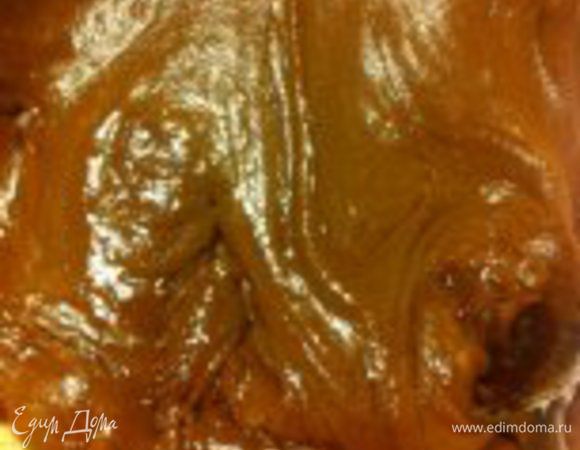 Потихоньку всыпаем муку (частями) и все аккуратно перемешиваем