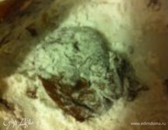 В тарелку насыпаем сахарную пудру, с помощью двух чайных ложек берем часть теста, перекладываем в тарелку с сахарной пудрой, хорошенько обваливаем в сахарной пудре, формируя небольшой шарик (руками не трогать!) и выкладываем на противень (предварительно застеленный пергаментом)