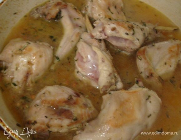 Добавить вино и тушить 5 мин. Посолить, поперчить.