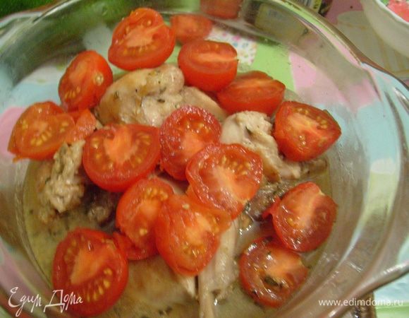 Выложить куски кролика в жаропрочную посуду, залить вином. Сверху выложить помидоры черри, порезанные пополам,