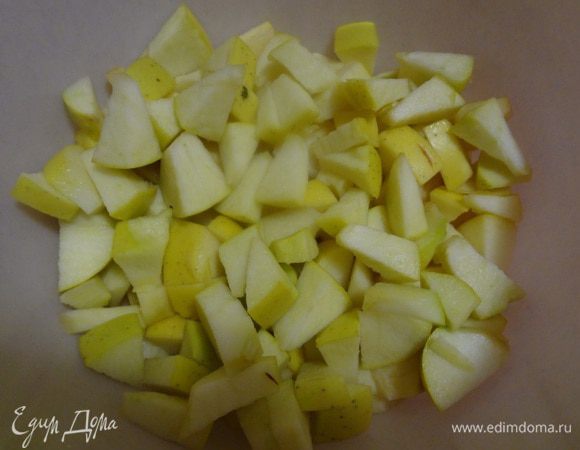 Яблоки порезать на маленькие дольки.