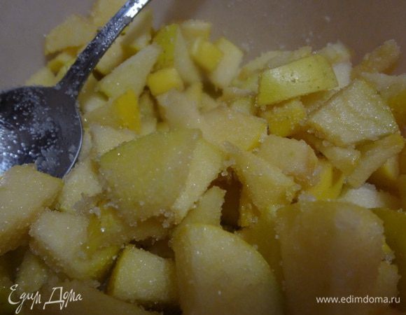 Засыпать сахаром, перемешать. Отставить в сторону.