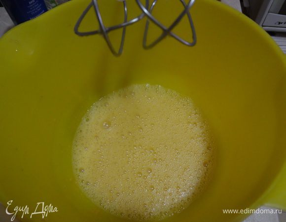 Приготовление теста.
Яйца, сахар и соль взбить миксером.