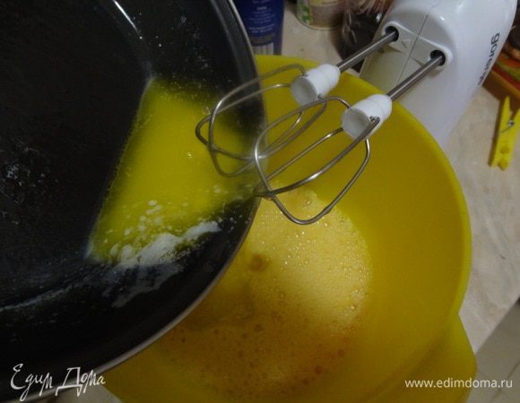 Растопить маргарин (или сливочное масло), влить тонкой струйкой в яичную смесь - продолжить перемешивать миксером.