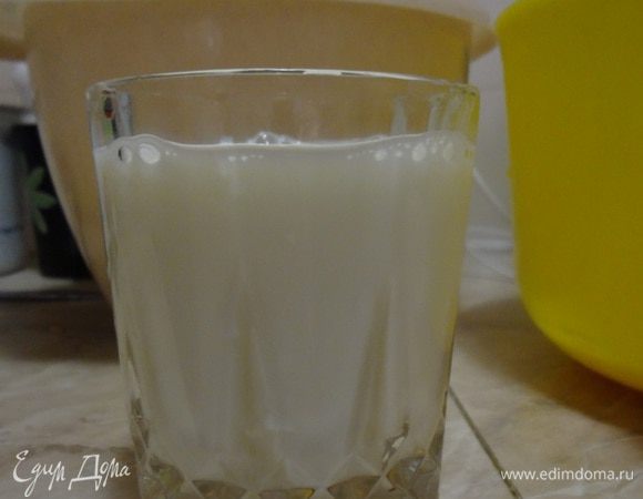 Добавить молоко, перемешать миксером. Добавить половину муки, чтобы замесить тесто, и переложить его на рабочую поверхность для проминания.