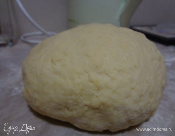 Добавить оставшуюся муку и завершить приготовление теста втирая муку, промять тесто. Тесто должно получиться достаточно мягким - по необходимости добавить еще немного муки.