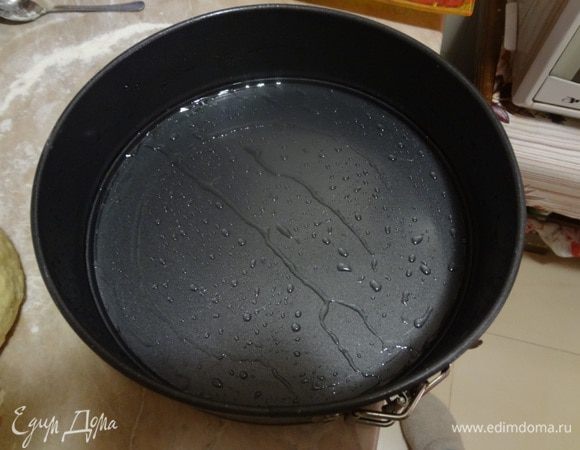 Форму для выпечки смазать маслом.