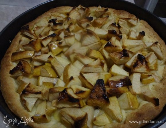 Выпекать в разогретой до 200 градусов духовке. Духовку надо разогреть заранее, чтобы пирог не простаивал с форме, иначе тесто может размокнуть от яблочного сока. Время выпекания 30 минут - надо следить пока тесто не станет готовым. Готовность проверять зубочисткой.