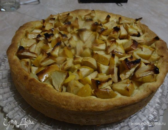 Пирогу дать остыть 10 минут, и переложить на блюдо. По желанию оформить сахарной пудрой.