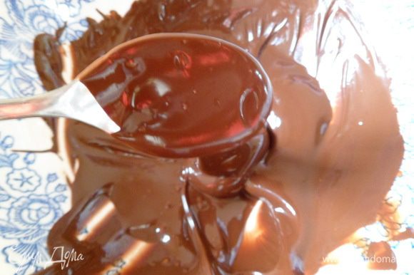 Шоколад растопить в микроволновке и немного остудить,чтобы шоколад стал густым.