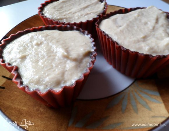 Достаем формочки (не отделяя от шоколада) и заполняем начинкой