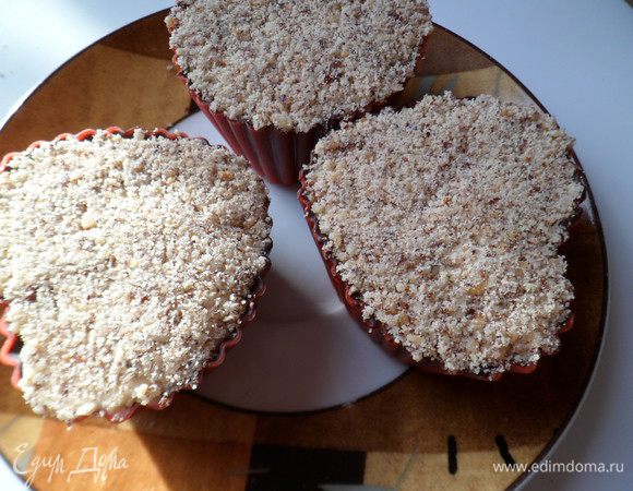 присыпаем молотым фундуком. Отправляем в  морозилку на пару часов.