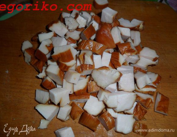 Куриную грудку нарезаем крупными кубиками, сыр полосками (вы можете нарезать как вам угодно) и болгарский перец крупными кубиками.