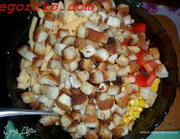 Все это соединяем с кукурузой и сухариками. Добавляем майонез и перемешиваем.
Салат готов, всем приятного аппетита и хорошего настроения.