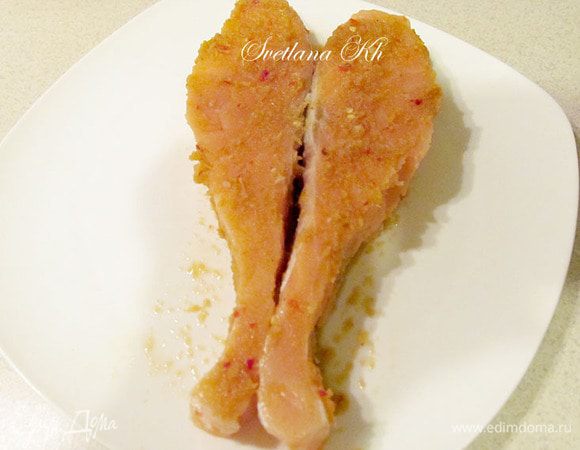 Семгу очистить от кожи и костей, разделить на 2 порции. У меня очень крупный стейк. Смазать маринадом со всех сторон, накрыть пленкой и оставить на пару часов .