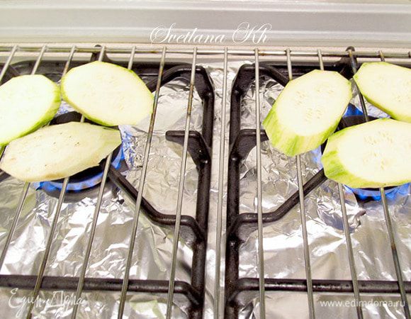 Решетку смазать маслом, положить ее поверх газовых горелок. На решетку выкладывать нарезанные овощи. Жарить  на среднем огне, несколько раз переворачивать. От плиты не отходить. Готовые кусочки складывать на блюдо.