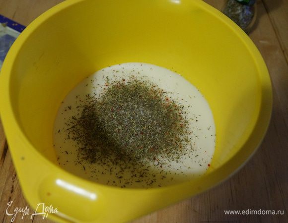 В кефир добавить специи, соль, все перемешать