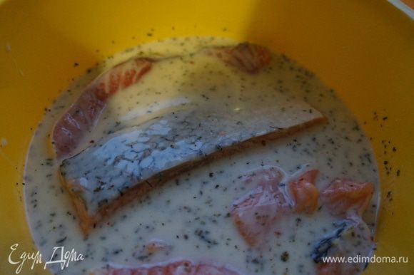 Рыбу нарезать на порционные куски и замариновать в кефире со специями на 30 минут