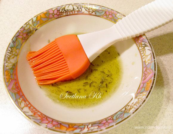 Для смазки подготовить оливковое масло. Я обычно добавляю в него немного специй и трав,а  основные травы я держу рядом. 
 Готовые кусочки овощей смазать маслом , посыпать слегка солью и травами.