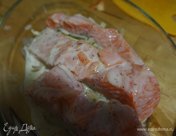 На лук выложить рыбу, сверху залить маринадом