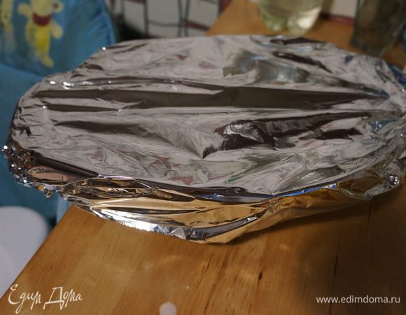 Сверху форму накрыть фольгой и поставить в разогретую духовку (180 гр.) на 15 минут