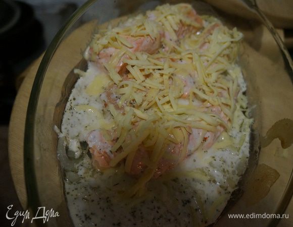 Через 15 минут снять фольгу, рыбу посыпать тертым сыром сыром и еще на 5-7 минут под гриль или на температуру 200 гр.