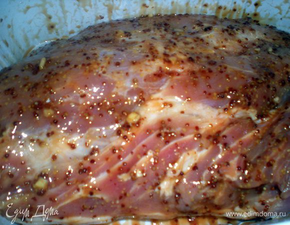 Полить мясо глазурью и оставить мариноваться на 3 - 4 часа.