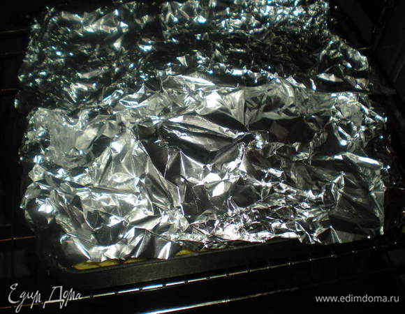 Дать мясу отдохнуть!!! Это обязательное условие!!!Именно этот шаг сделает мясо вкусным и сочным.Достаем мясо из духовки,следим чтобы не было сквозняков и накрываем немного смятой фольгой.Оставляем его в покое на 10-30 мин (в зависимости от веса куска)