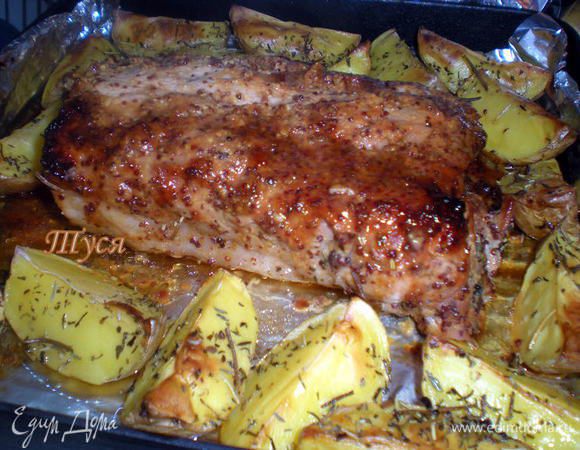 За это время оно само себя окончательно доготовит за счет остаточного тепла,а соки равномерно распределятся по всему куску. Можно оставить мясо в духовке с открытой дверцей,но при условии,что духовка у вас быстро остывает.Ой,а про картошку совсем забыла...Она получилась обалденно вкусной,местами подрумянилась,немного пропиталась соком от мяса.Да,еще забыла...Если мясо начнет сверху подгорать,то прикройте его фольгой. Вроде всё))