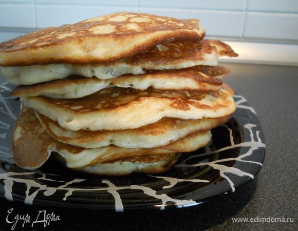 Замешиваем тесто и сразу жарим на разогретой сковороде на среднем огне. Вот такие получаются пузырчатые и воздушные.
