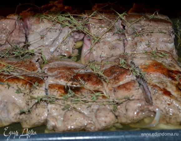 Разогреть духовку на 180 гр.
Поперчить ребра и посолить по вкусу. На большой сковороде обжарить слегка ребрышки до золотистого цвета с 2-х сторон на олив.масле.
На противне с бортиками выложить лук, чеснок.Сверху ребра и вылить яблочный сок, укус яблочный и выложить тимьян. Закрыть фольгой.