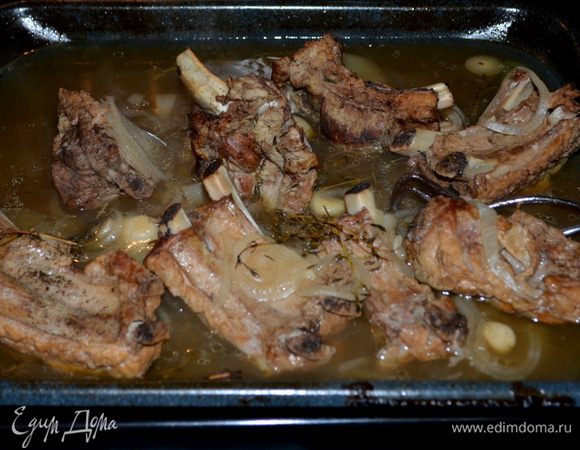 Поставить в разогретую духовку тушить на 1,5 или 2 часа. Снять фольгу и тушить еще  20 мин. без нее.