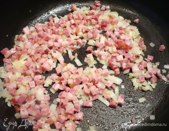 Растапливаем на сковороде масло и поджариваем лук, добавляем сало, поджариваем. 