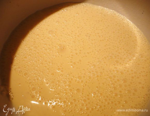 Сметану и яйца, а также щепотку мускатного ореха, соль и перец перемешиваем до однородности. Перемешиваем с подостывшей капустой.