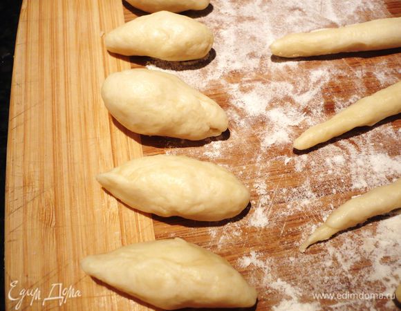 Другую партию раскатываем в маленькие и широкие колбаски. 