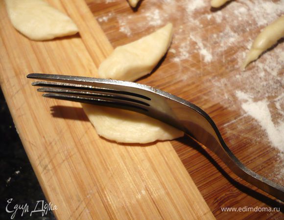 Третью часть раскатываем тонко и вырезаем также ножницами листочки. Боком вилки рисуем прожилки на листьях. Собираем наши цветы. 