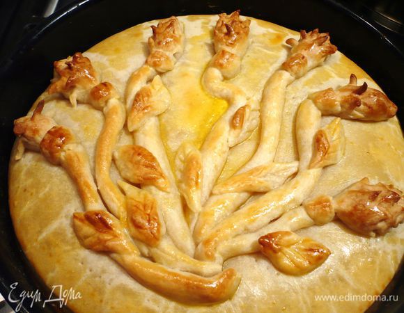 Смазываем верхушку желтком и ставим в духовку сначала на 40 минут, затем еще на 10 минут, но уже накрываем форму фольгой. Потом готовим пирог еще 15 минут при 180 градусах. Затем можно дать пирогу еще немного дойти в выключенной духовке. Пирог готов! Прошу к столу!!!    