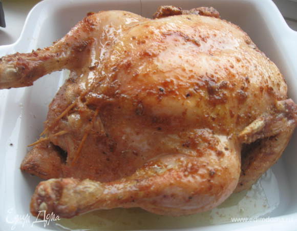  Поставить в предварительно нагретую до 180С духовку на 1,5 часа. Можно один раз перевернуть птицу, чтобы она подрумянилась со всех сторон ( правда я этого не делала).
Когда птица будет готова, вынуть лимон, разрезать пополам и выжать лимонное пюре  и подать к курице