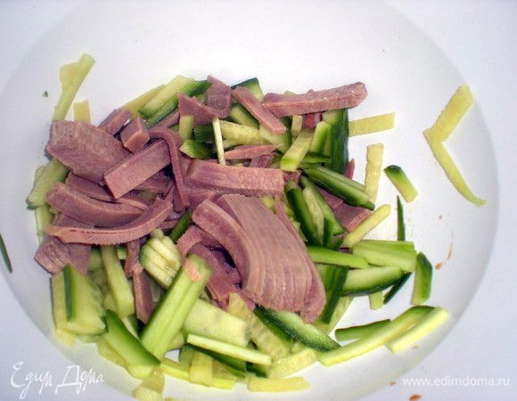 Язык нарезать соломкой, огурец полукольцами или тоже соломкой.