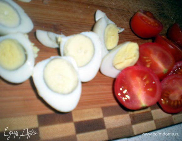 Яйца отварить, почистить и разрезать пополам, помидоры черри пополам, руколу помыть, обсушить и добавить к салату. 