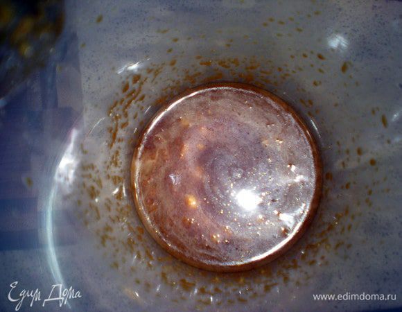 Для соуса смешать все составляющие, добавить измельченный чеснок и имбирь. Пробить в блендере. 