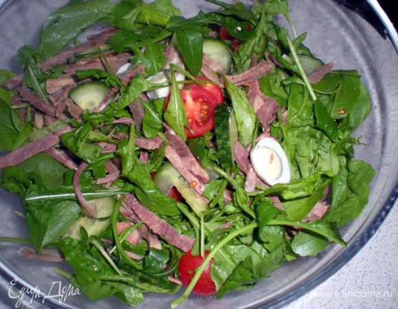 Смешать салат с небольшим количеством майонеза и полить соусом.