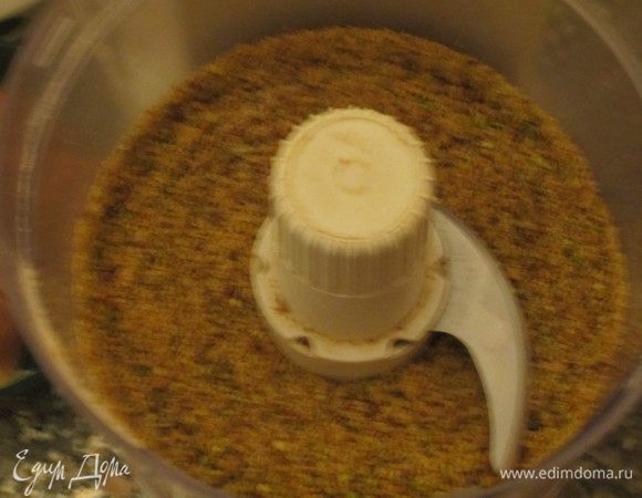 Фисташки и панировочные сухари измельчить  в блендере.