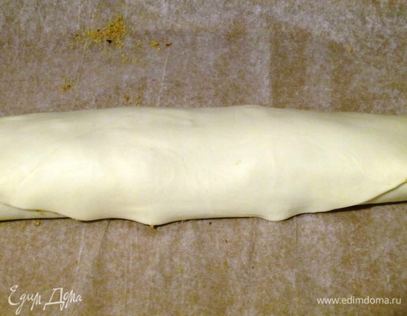 Свернуть в рулет и слегка прижать.