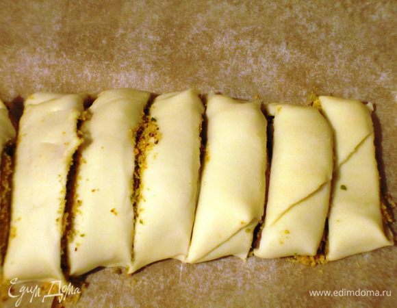 Нарезать рулет  толщиной 2 см.