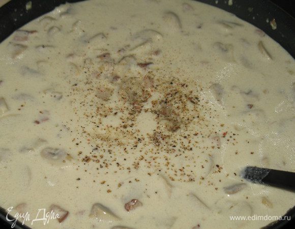 Когда грибы готовы, самое время добавить сметану.  Муку разводим в небольшом количестве сметаны и порциями вводим в соус, непрерывно помешивая Добавить соль, перец.