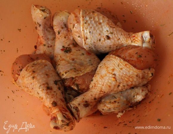 Куриные ножки замариновать в смеси хмели-сунели, соли и перца. Оставить на 30-40 минут.