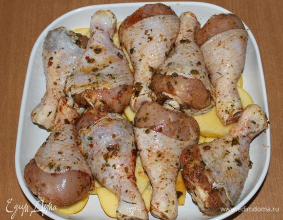 На айву выложить ножки и запекать в духовке 30-35 минут до тех пор, пока курица не станет золотистой. Периодически поливать соком от айвы... Подавать с зеленью. Приятного аппетита!!!